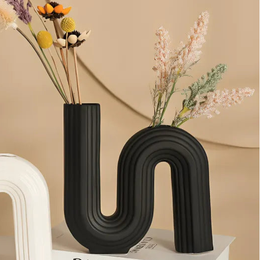 vaso-decorativo-de-ceramica-para-mesa-preto-curve-modernize-foto-frente-vaso-com-flores-secas-decorativas-fundo-bege-ambiente-claro