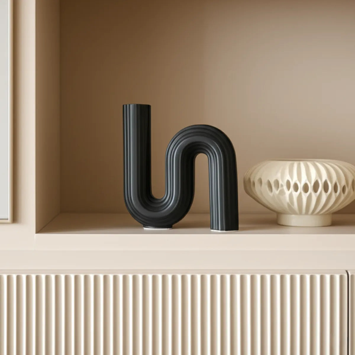 vaso-decorativo-de-ceramica-para-mesa-preto-curve-modernize-foto-vaso-em-estante-de-sala-claro-arejado-fundo-bege