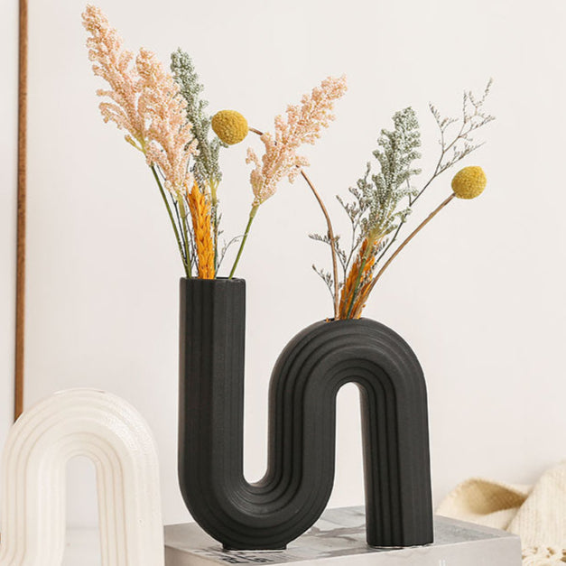 vaso-decorativo-de-ceramica-para-mesa-preto-curve-modernize-foto-frente-vaso-com-flores-secas-decorativas-fundo-cinza