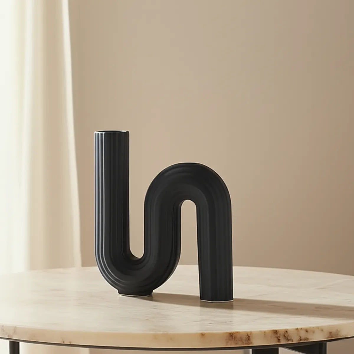 vaso-decorativo-de-ceramica-para-mesa-preto-curve-modernize-foto-vaso-em-mesa-de-centro-claro-arejado-fundo-bege