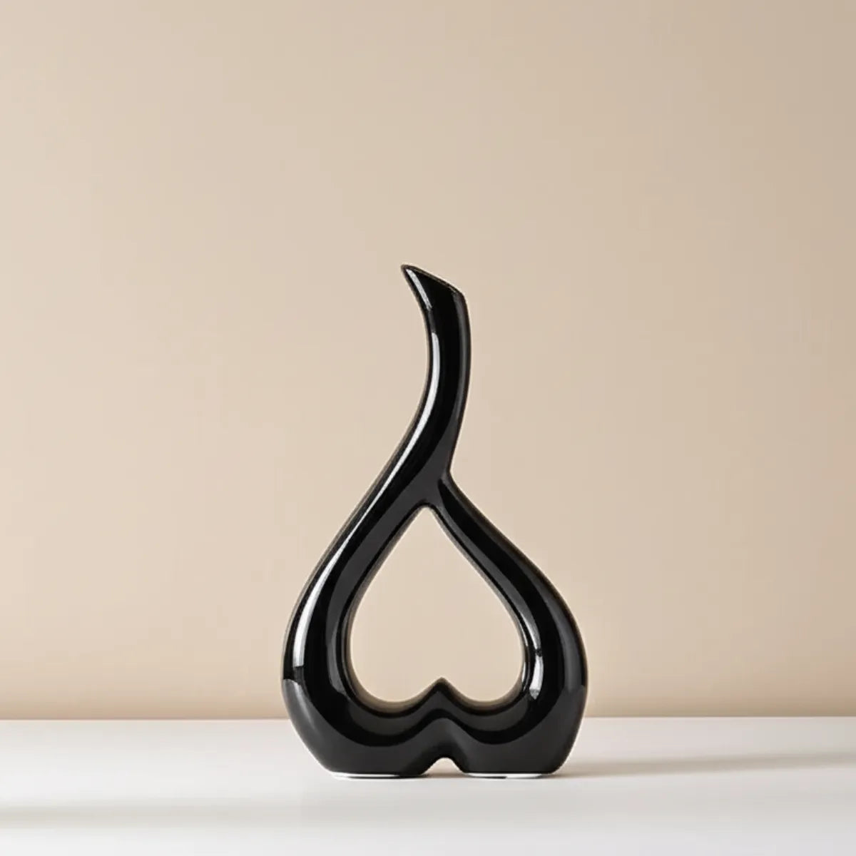 vaso-decorativo-de-ceramica-para-mesa-preto-heart-modernize-foto-vaso-em-ambiente-claro-fundo-bege