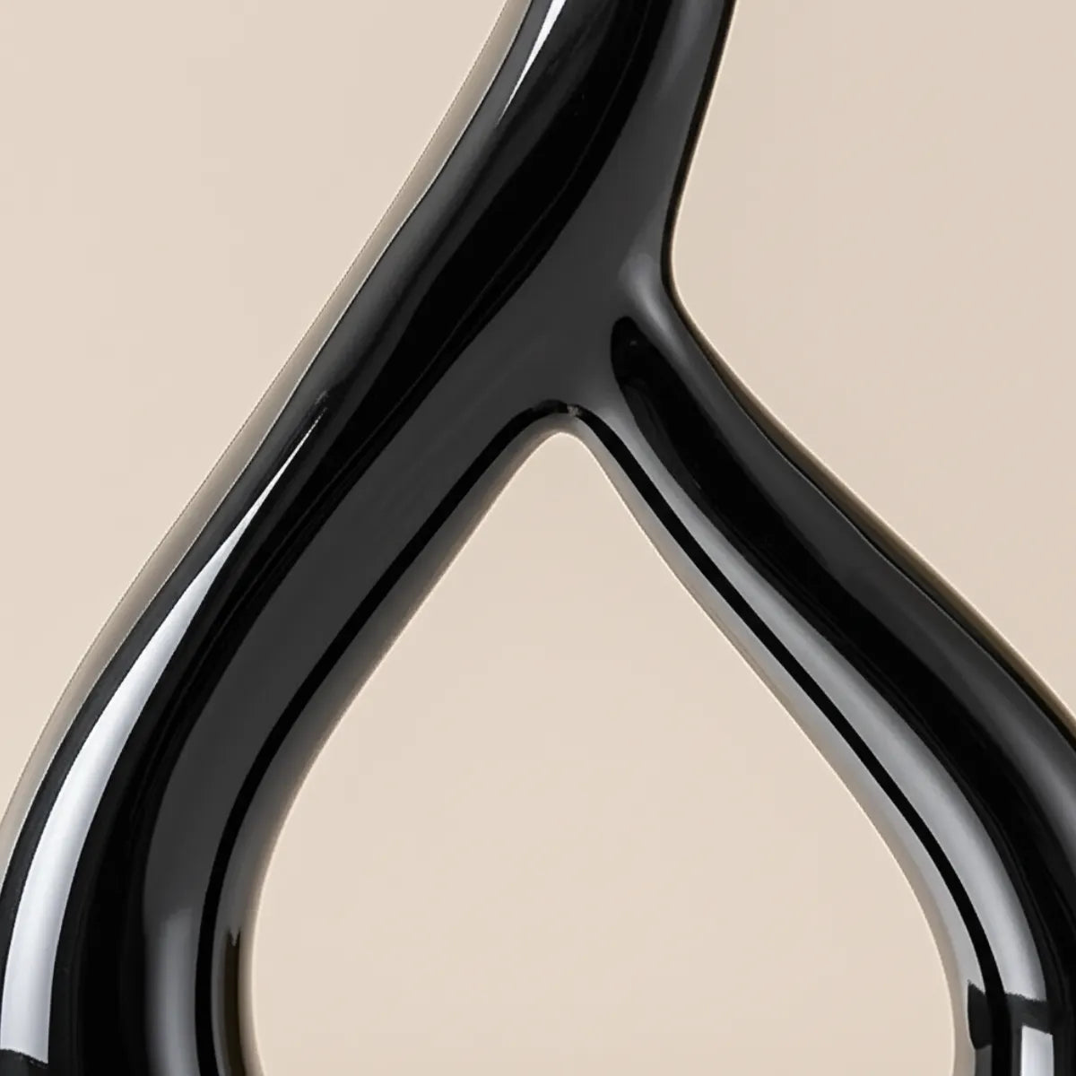 vaso-decorativo-de-ceramica-para-mesa-preto-heart-modernize-foto-detalhe-textura-vaso-em-ambiente-claro-fundo-bege