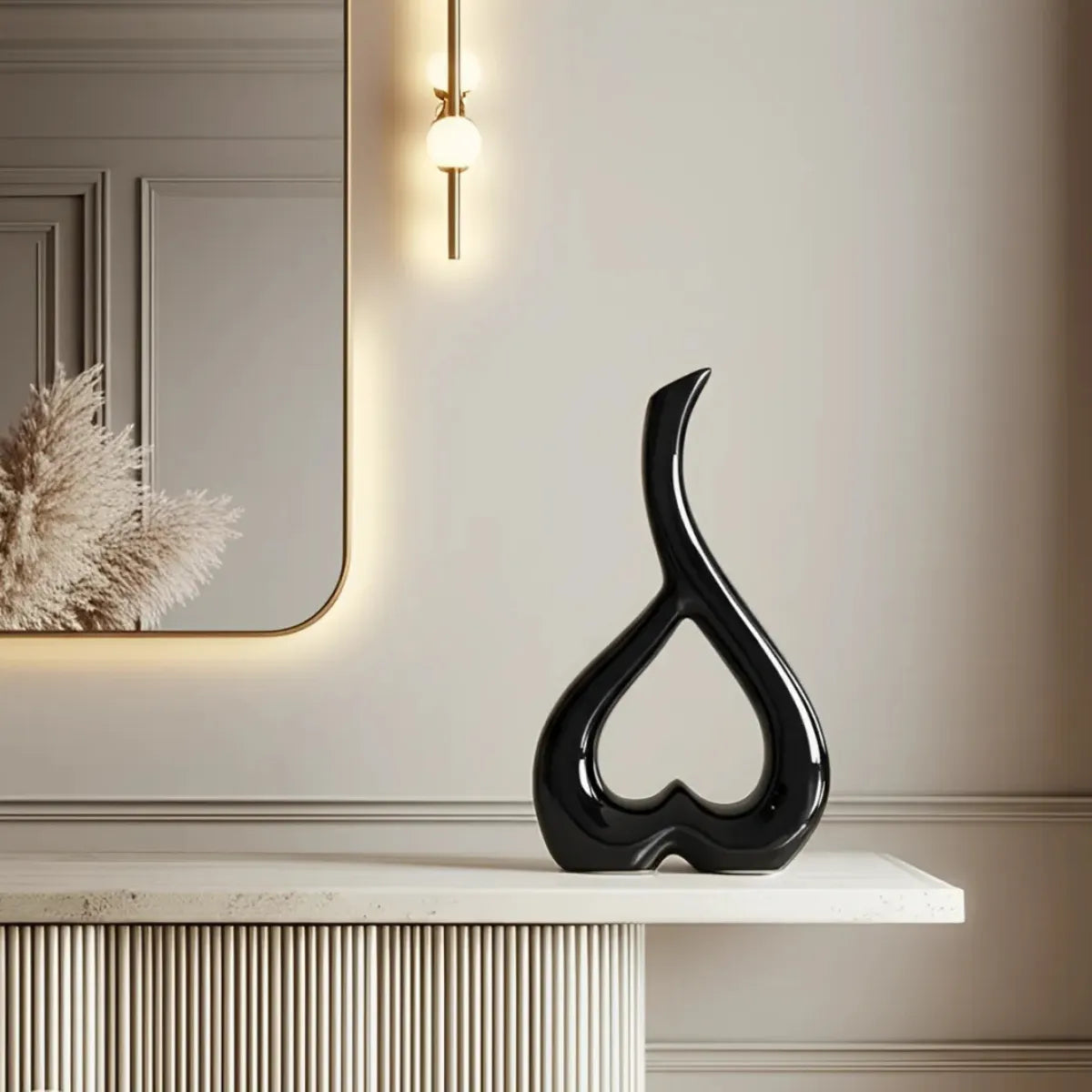 vaso-decorativo-de-ceramica-para-mesa-preto-heart-modernize-foto-vaso-em-balcao-ambiente-claro-iluminado-tons-beges