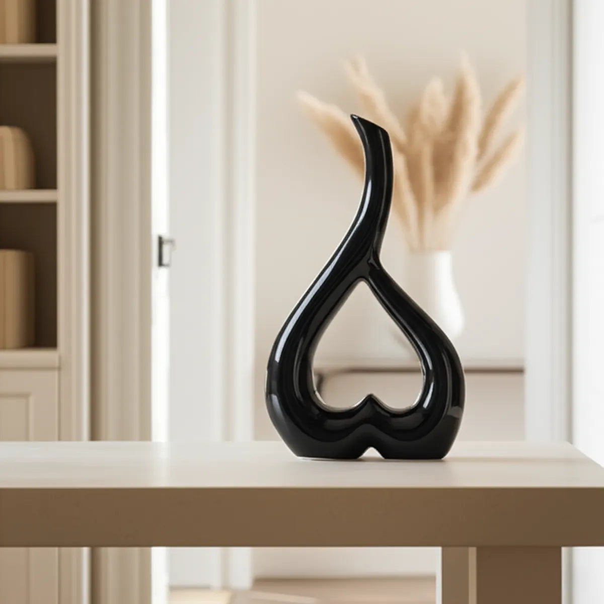 vaso-decorativo-de-ceramica-para-mesa-preto-heart-modernize-foto-vaso-em-mesa-ambiente-claro-iluminado-tons-beges