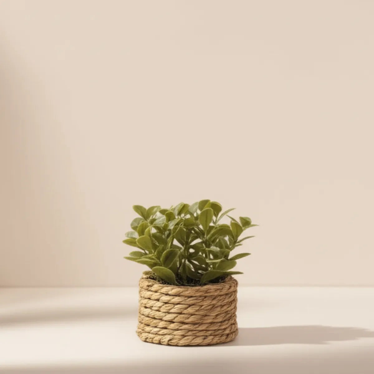 vaso-decorativo-para-mesa-planta-artificial-tecido-a-mao-modernize-foto-vaso-em-ambiente-bege-claro-arejado