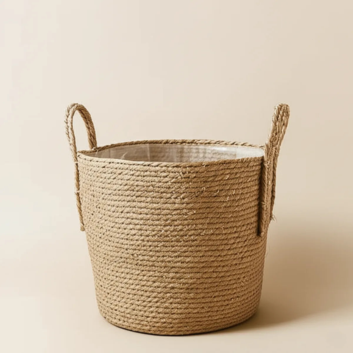 vaso-decorativo-para-sala-de-palha-artesanal-modernize-foto-vaso-em-fundo-bege-ambiente-claro