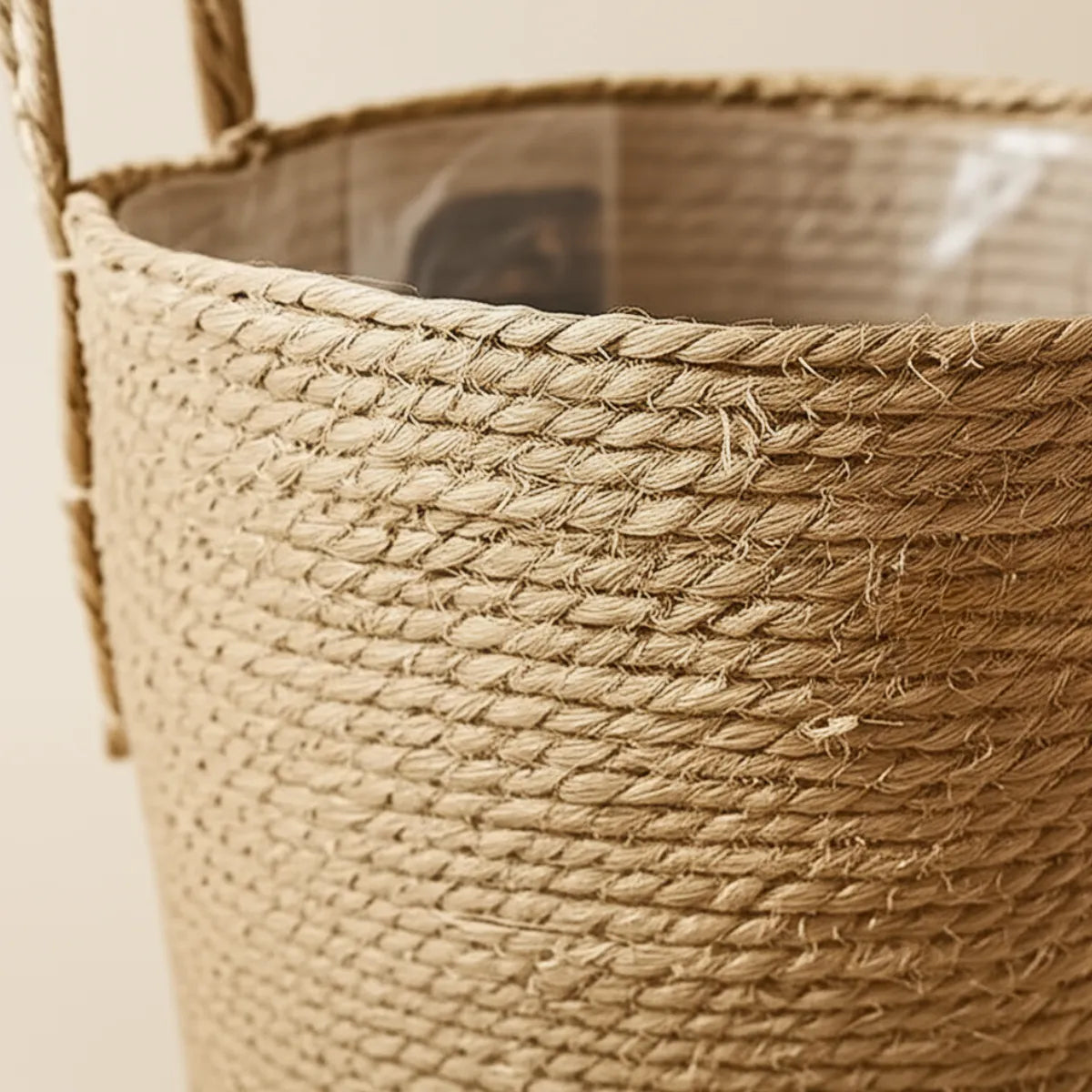 vaso-decorativo-para-sala-de-palha-artesanal-modernize-foto-detalhe-vaso-em-fundo-bege-ambiente-claro