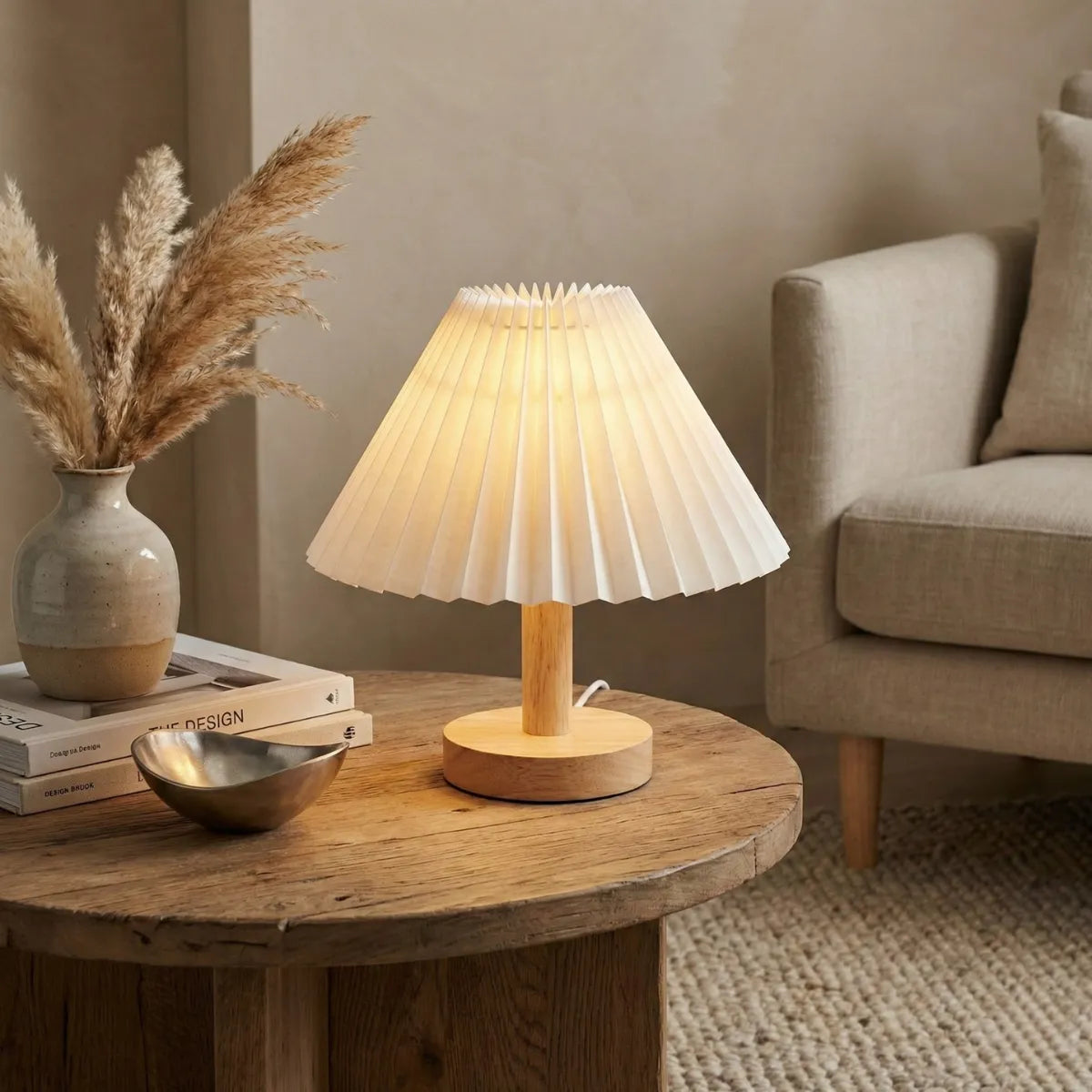 Abajur de mesa Japandi decorando mesa de centro de madeira rústica em sala de estar minimalista com tons neutros.