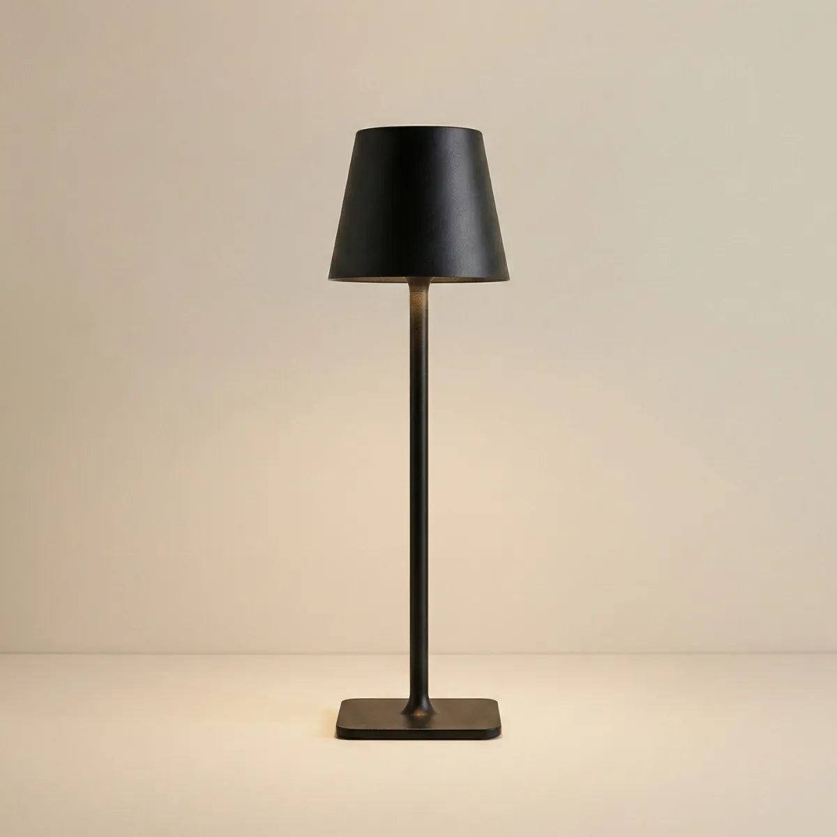 Abajur de mesa Slim preto com base fina e design minimalista contemporâneo isolado em fundo neutro.