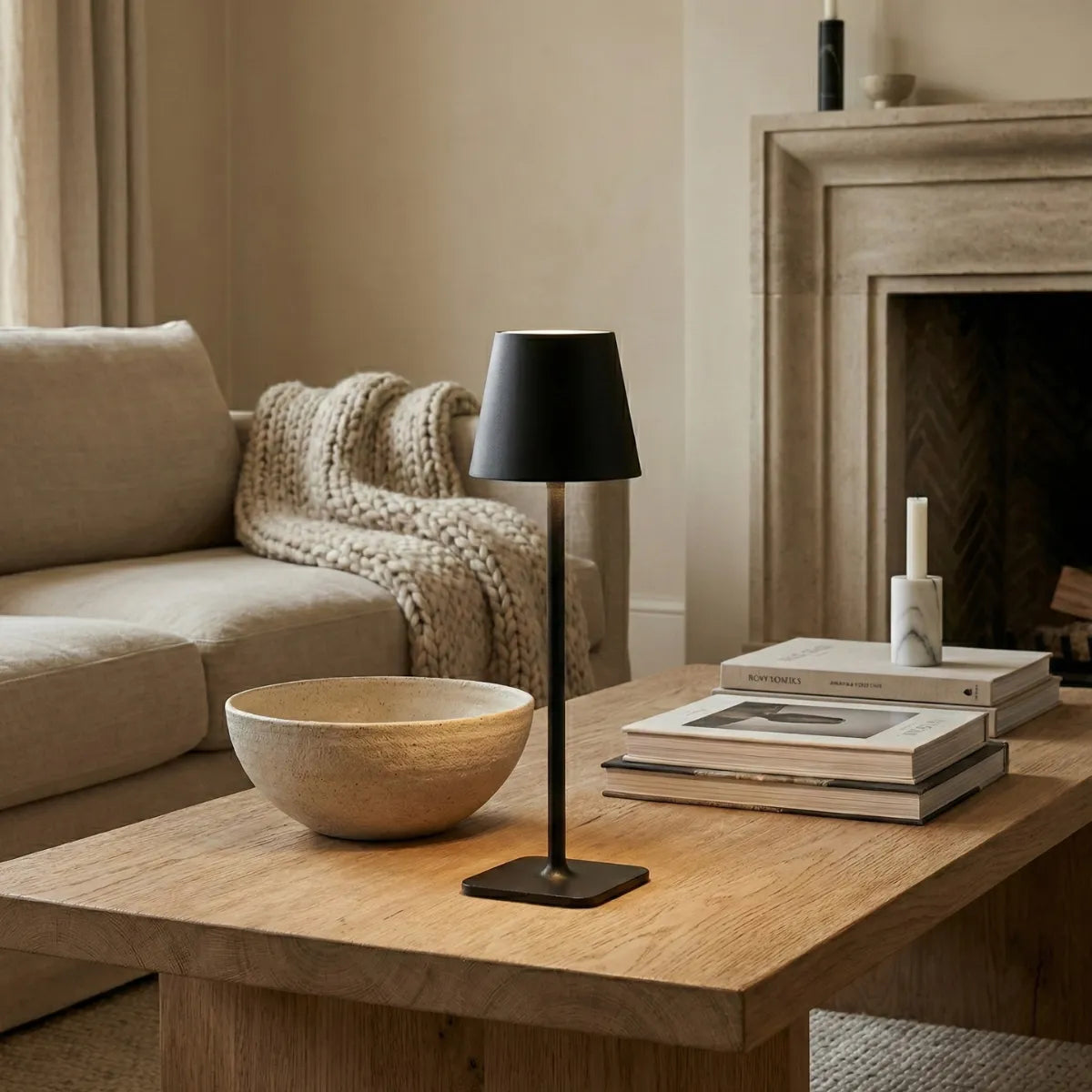 Abajur decorativo Slim preto sobre aparador de madeira em ambiente minimalista com livros e tons neutros.