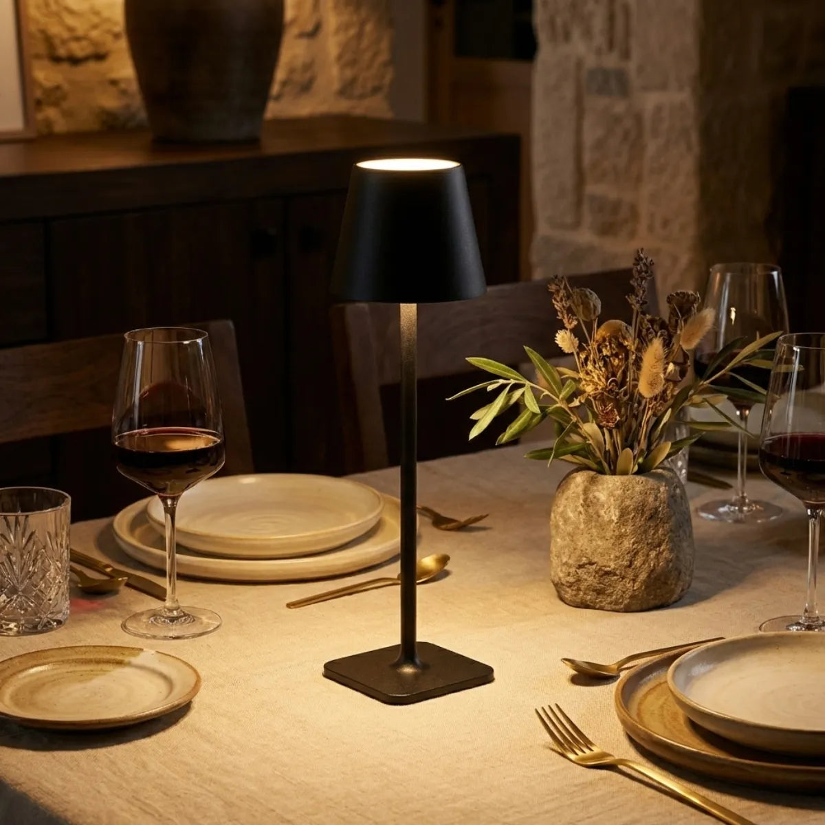 Abajur de mesa Slim preto decorando mesa posta de jantar em sala de jantar sofisticada com iluminação aconchegante.