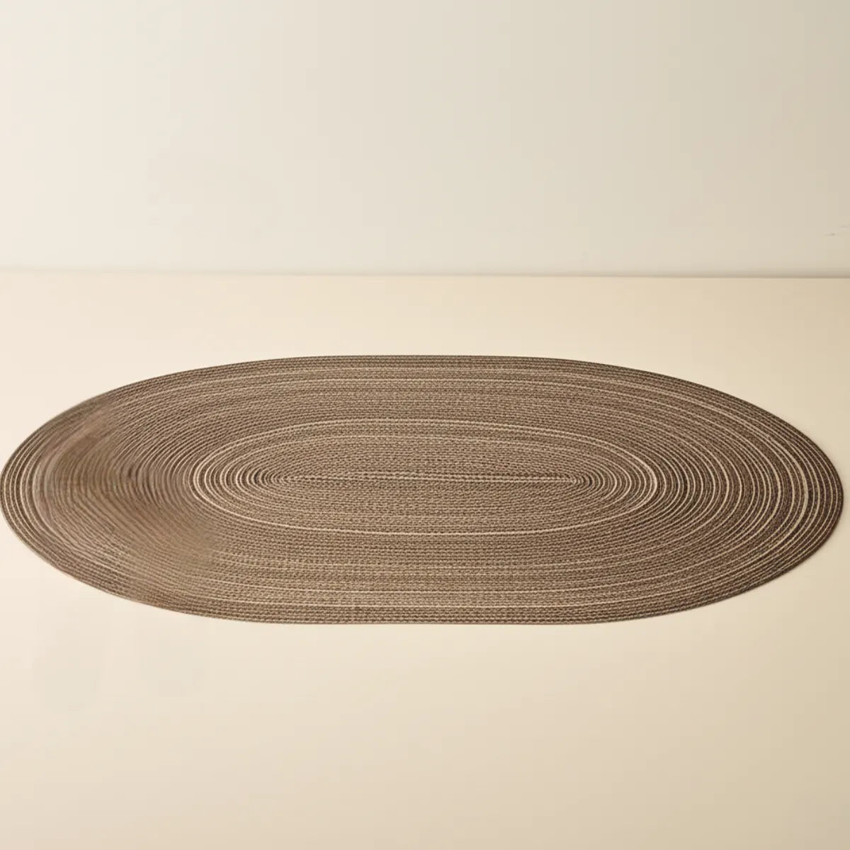 jogo-americano-oval-poliester-marrom-4-lugares-modernize-foto-jogo-americano-marrom-poliester-em-fundo-bege