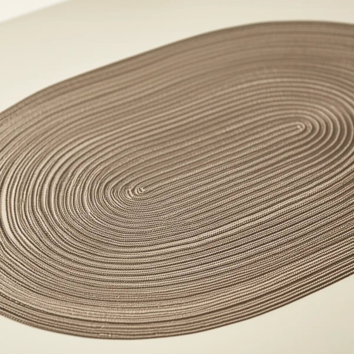 jogo-americano-oval-poliester-marrom-4-lugares-modernize-foto-detalhe-jogo-americano-marrom-poliester-em-fundo-bege