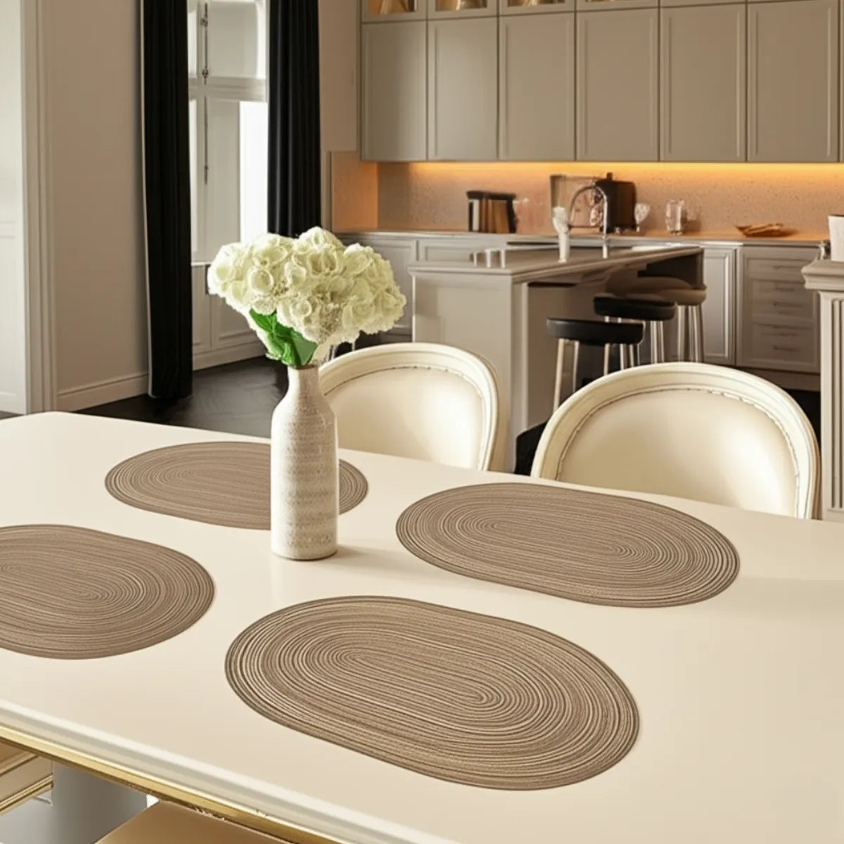 jogo-americano-oval-poliester-marrom-4-lugares-modernize-foto-jogo-americano-marrom-poliester-em-mesa-de-jantar-moderna-com-vaso-de-flor
