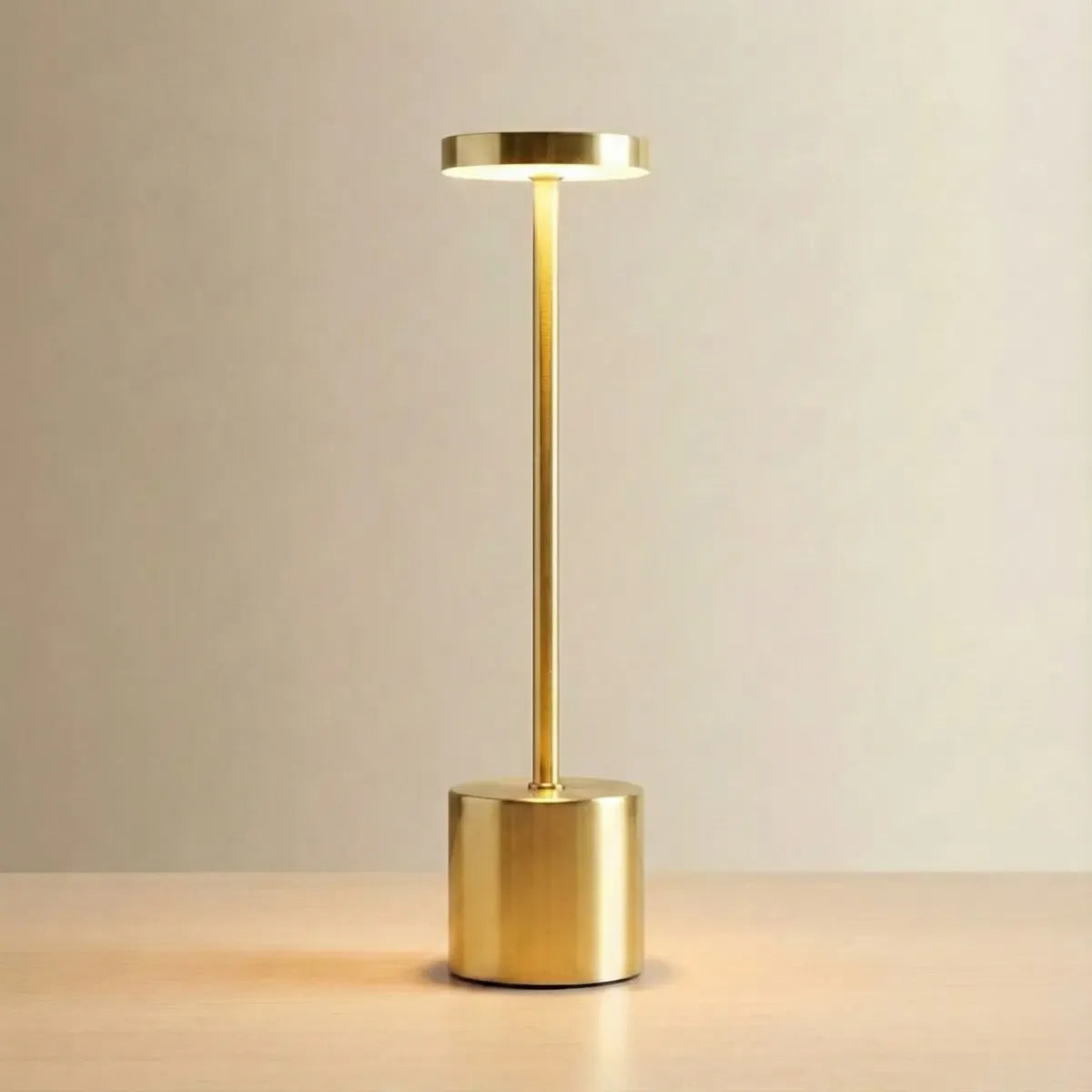Luminária de mesa Allure com acabamento Dourado (Gold), design minimalista elegante com base cilíndrica e iluminação indireta.