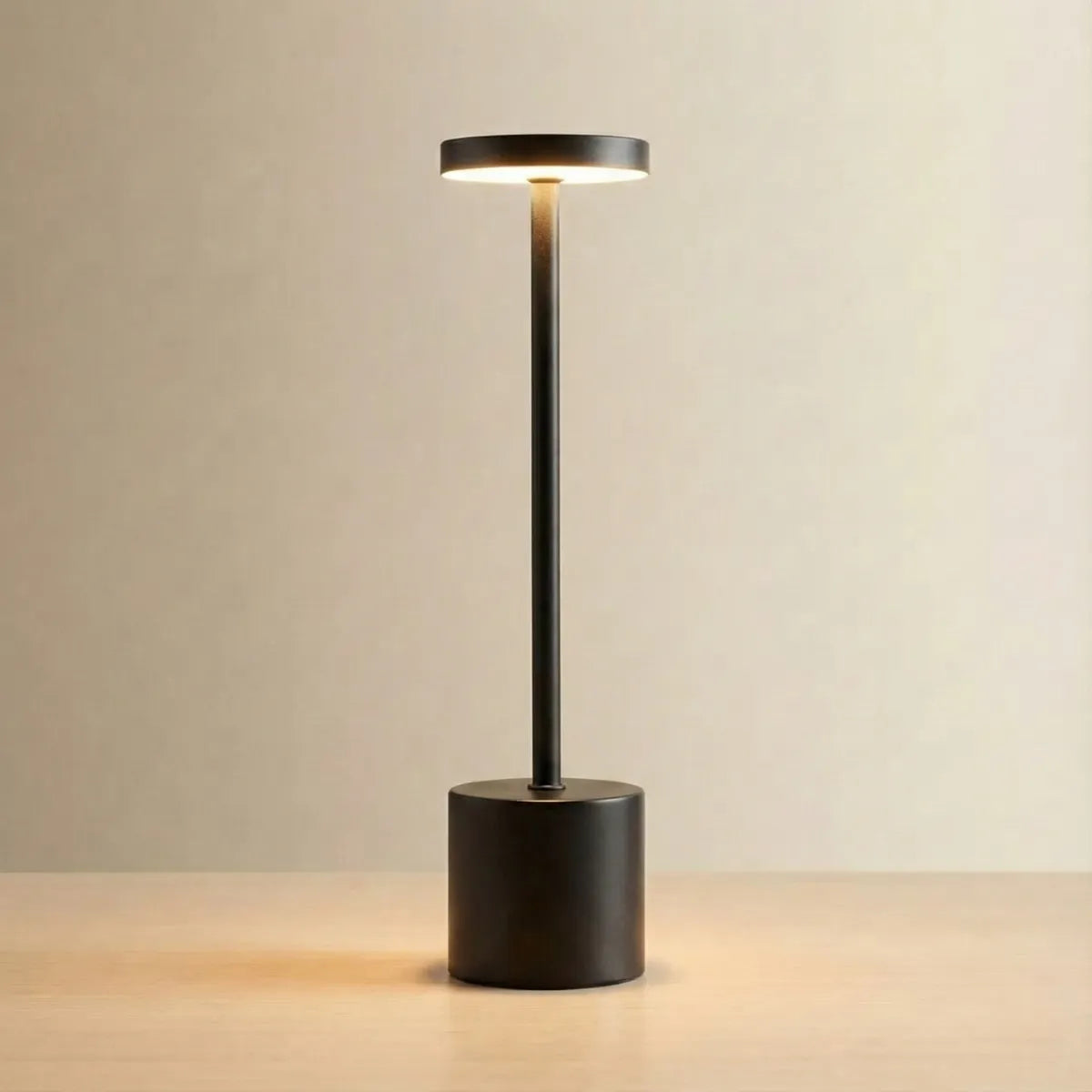 Luminária de mesa Allure com acabamento preto fosco (Black Matte), design minimalista com base cilíndrica e iluminação indireta.