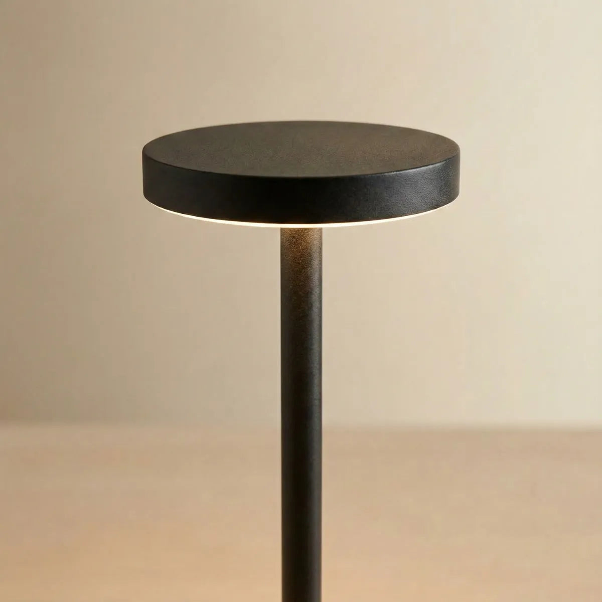 Close-up detalhado do topo da Luminária de Mesa Allure Preta, evidenciando a textura do metal fosco e a qualidade do acabamento premium.