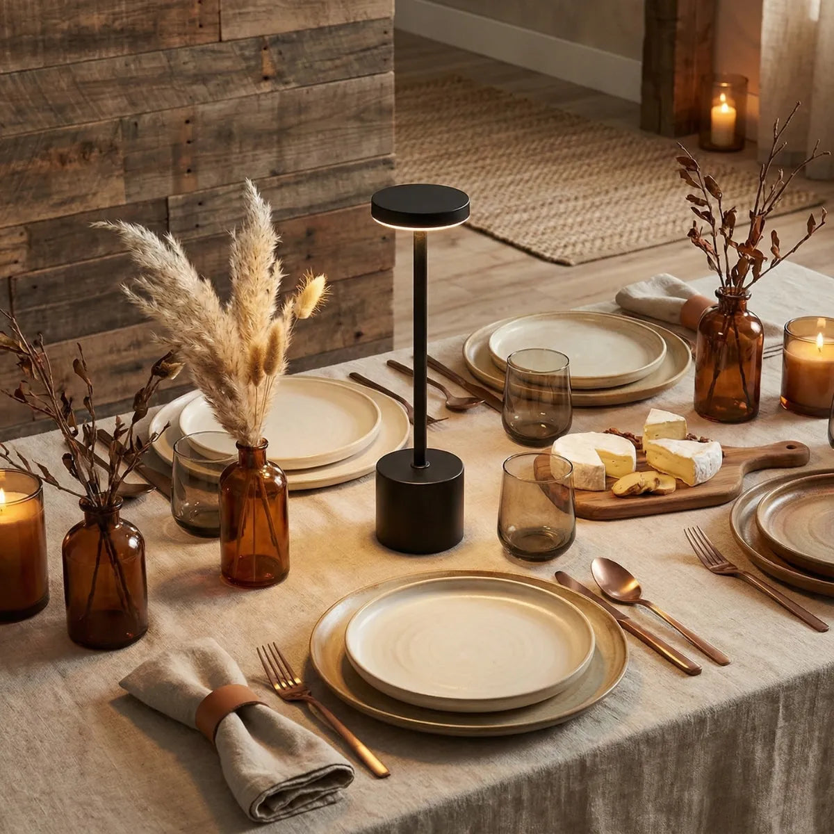 Mesa de jantar posta rústica com luminária sem fio Allure Preta como centro de mesa, criando contraste elegante com louças claras.