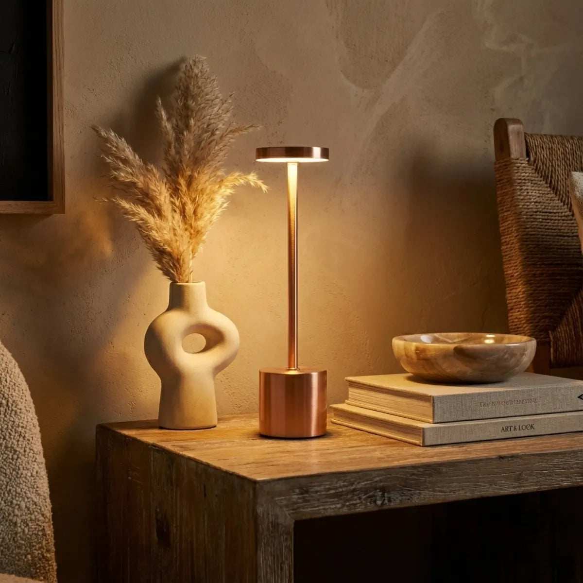 Luminária decorativa Rose Gold em aparador de madeira rústica, compondo com vaso de cerâmica e decoração boho chic.