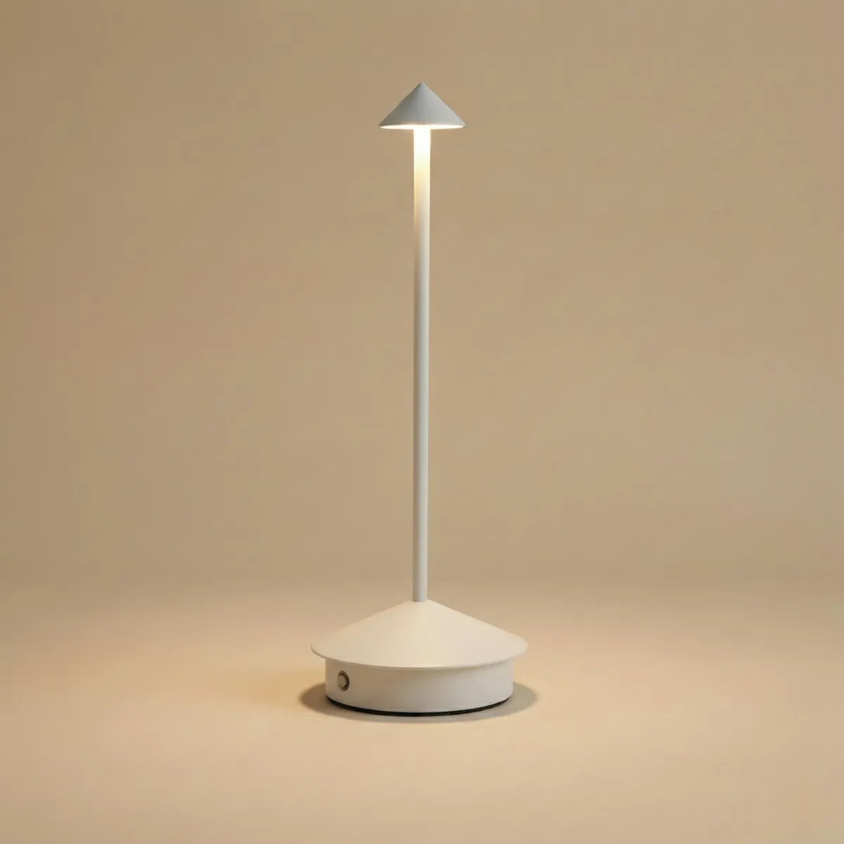 Luminária de mesa minimalista Apollo na cor branca com design moderno cônico sem fio isolada em fundo neutro.