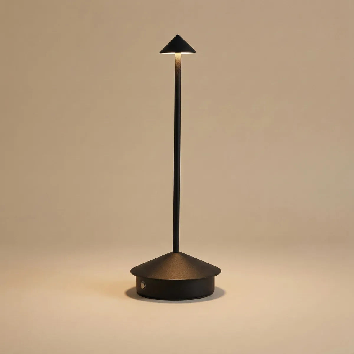 Luminária de mesa minimalista Apollo na cor preta com cúpula cônica e design sem fio isolada em fundo neutro.