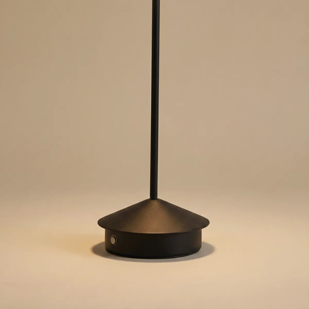 Detalhe da base minimalista da luminária de mesa Apollo preta focando no acabamento fosco e design moderno.