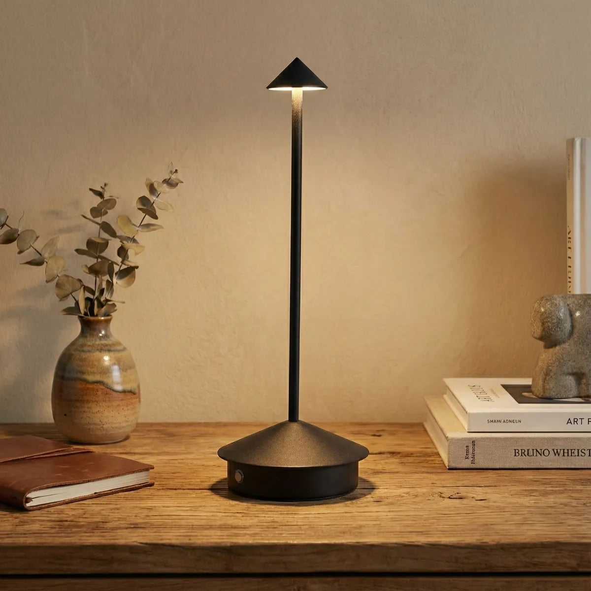 Luminária de leitura Apollo preta em mesa de madeira com livros e decoração minimalista em home office tranquilo.