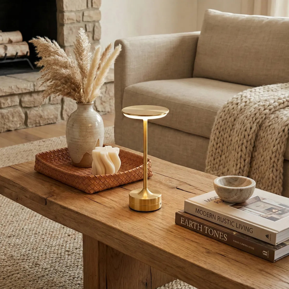 Luminária sem fio Majestic decorando mesa de centro de madeira de demolição, em sala de estar com paleta de cores terrosas e texturas naturais.