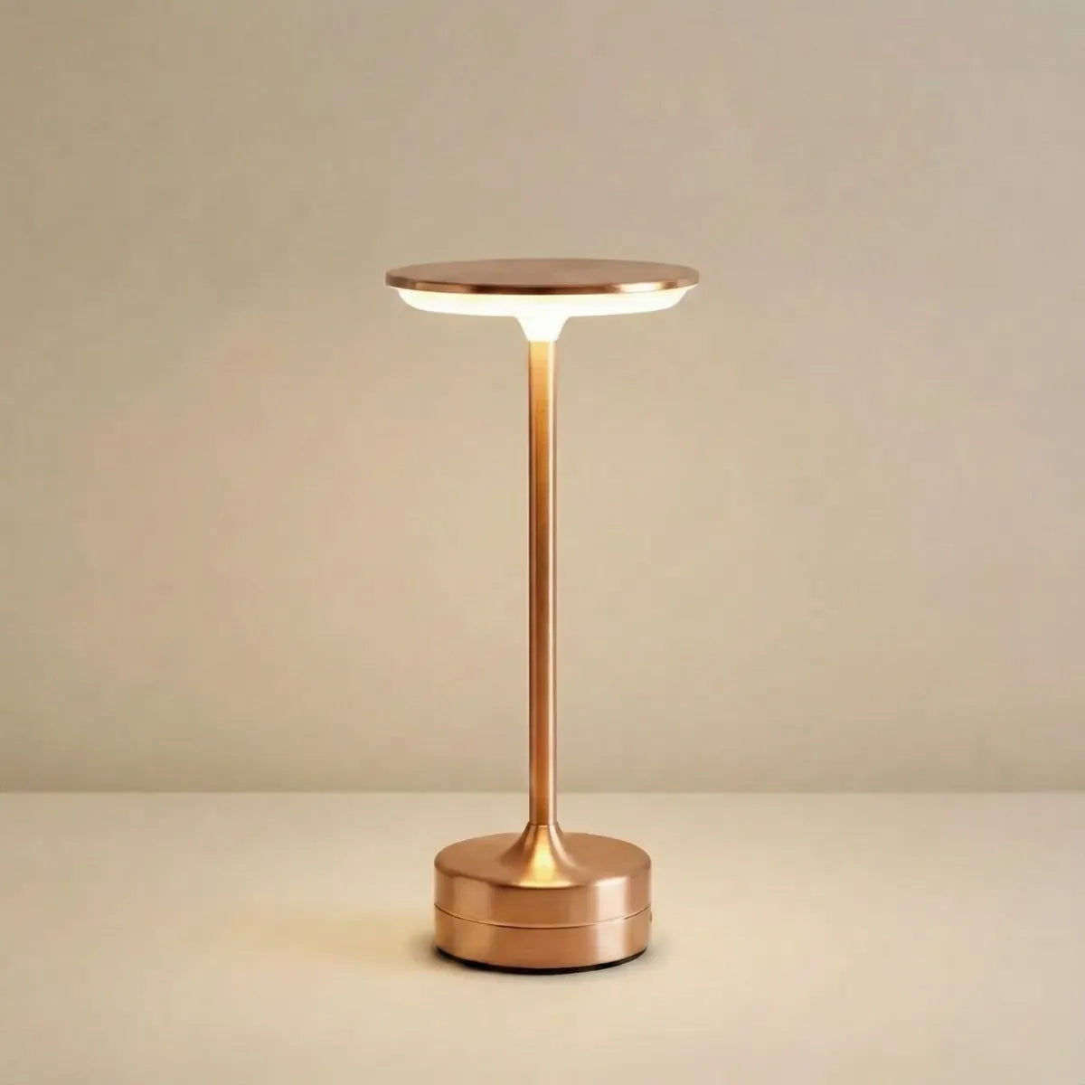Luminária de mesa minimalista Majestic na cor Rose Gold com design elegante sem fio e fundo claro.