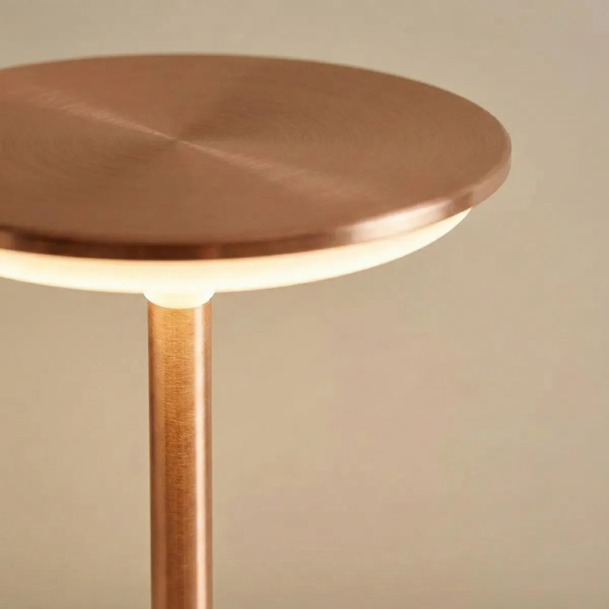 Close-up do acabamento premium em Rose Gold da luminária Majestic destacando a iluminação LED suave sob a cúpula.