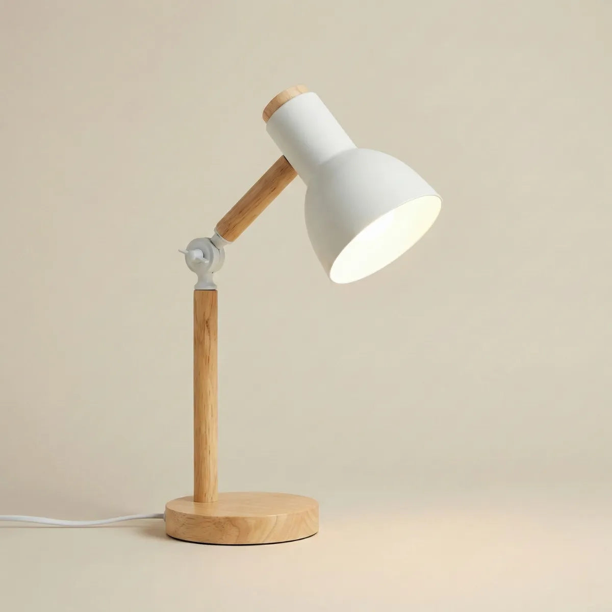 Luminária de mesa articulada Pinus branca com estrutura em madeira natural e cúpula de metal estilo escandinavo isolada em fundo neutro.