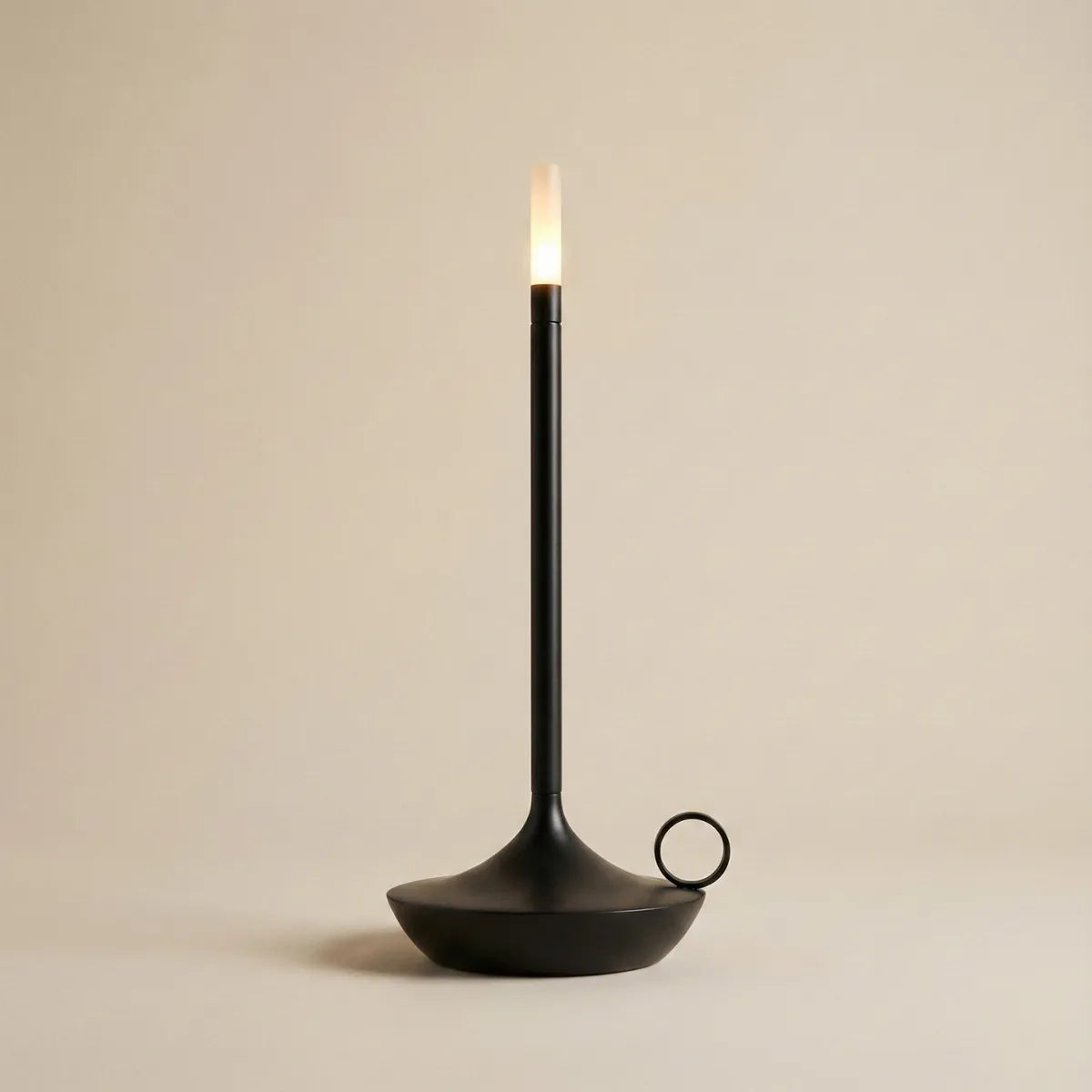 Luminária de mesa Venia preta estilo castiçal moderno com design minimalista e alça decorativa na base.