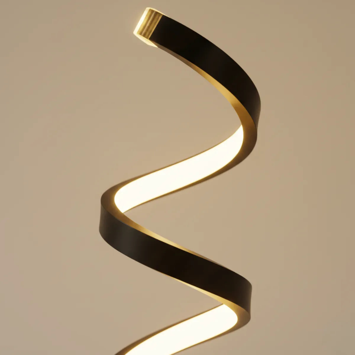 Close detalhado na curvatura da luminária Zenite, mostrando o acabamento preto fosco externo e a fita de LED interna com luz difusa.