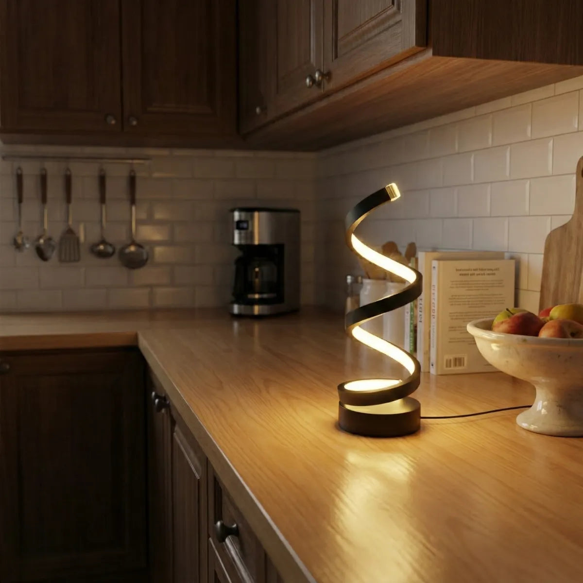 Luminária decorativa Zenite sobre bancada de madeira em cozinha estilo escandinavo com azulejos brancos ao fundo.