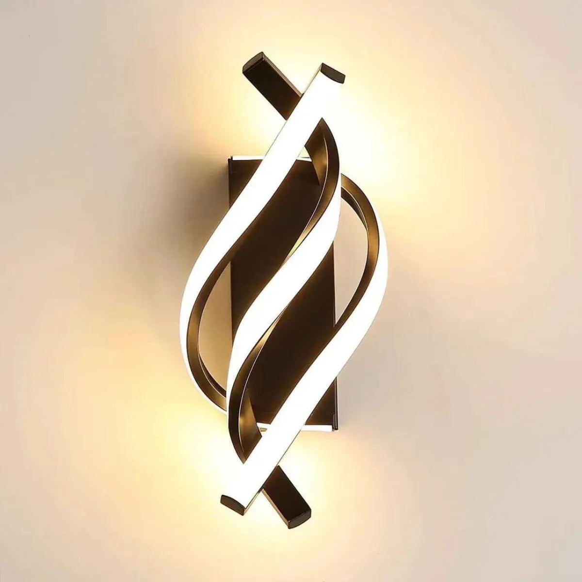 luminaria-de-parede-arandela-led-curve-preta-modernize-foto-frente-luminaria-iluminando-ambiente-neutro-bege-luz-quente