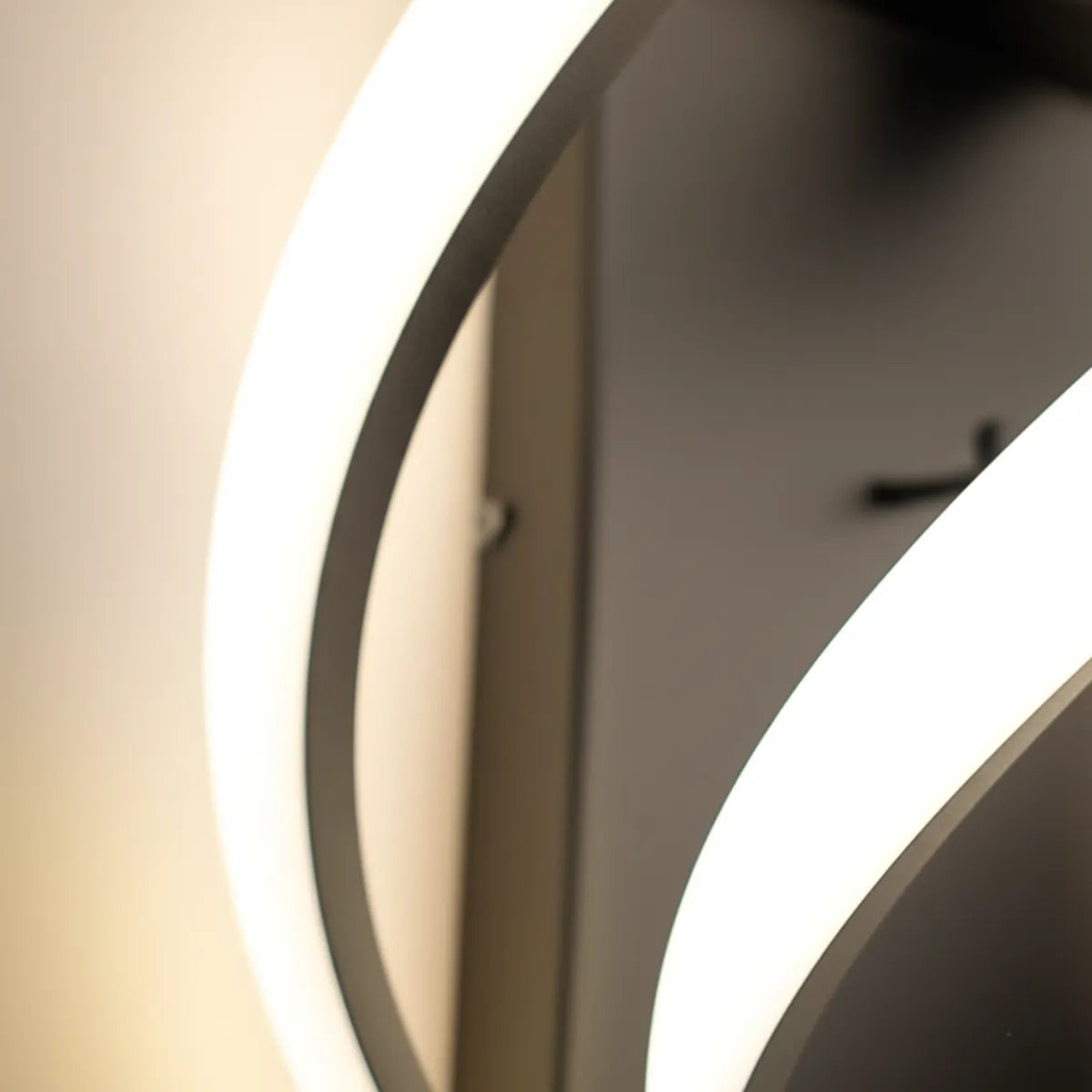 luminaria-de-parede-arandela-led-curve-preta-modernize-foto-frente-detalhe-luminaria-iluminando-ambiente-neutro-bege-luz-quente