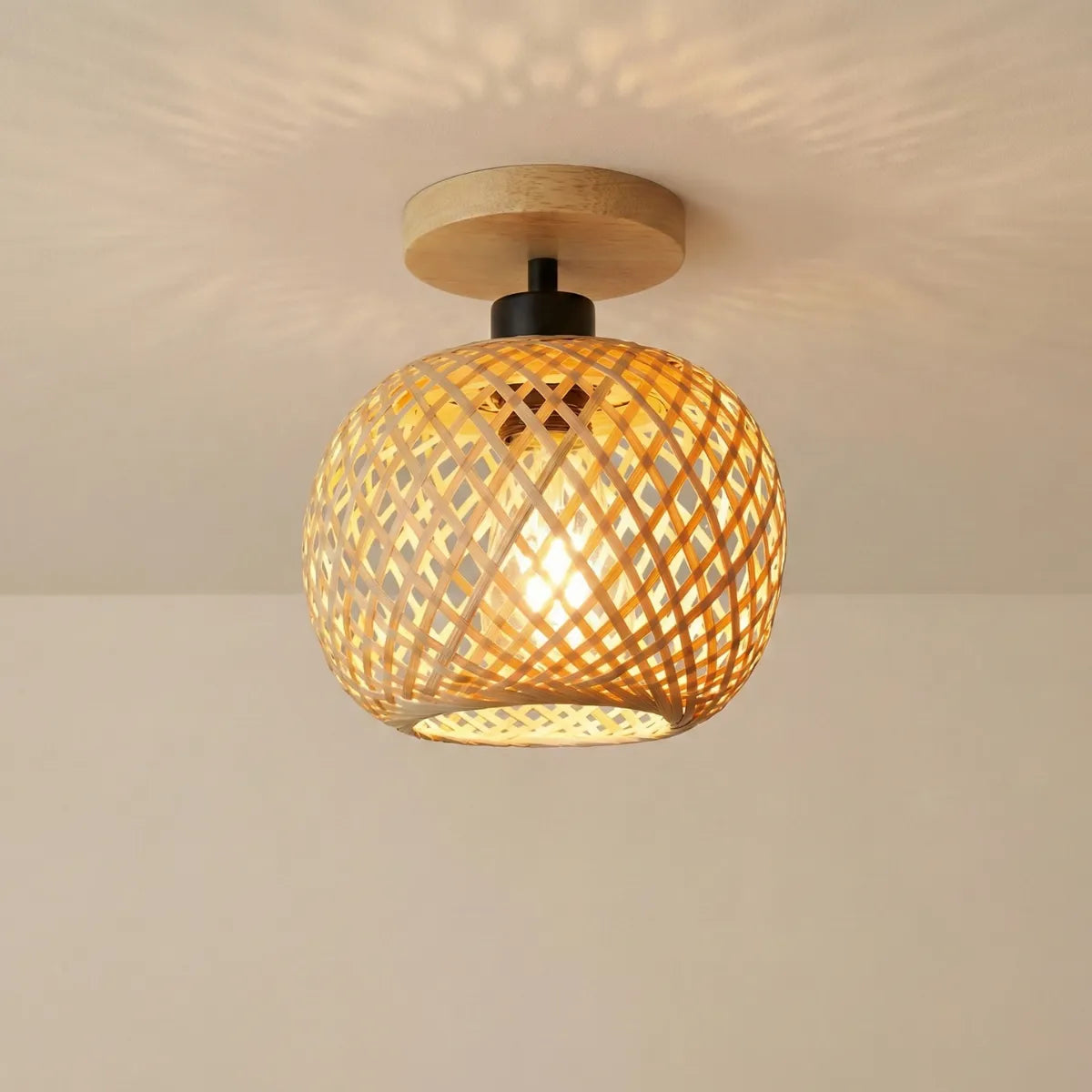 Luminária de teto plafon Bambu Fibrato com cúpula esférica de trama natural e base de madeira clara isolada em teto branco.