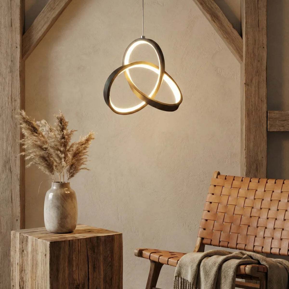 Luminária de teto pendente Eternity preta iluminando canto de leitura com cadeira de couro trançado e decoração rústica minimalista.