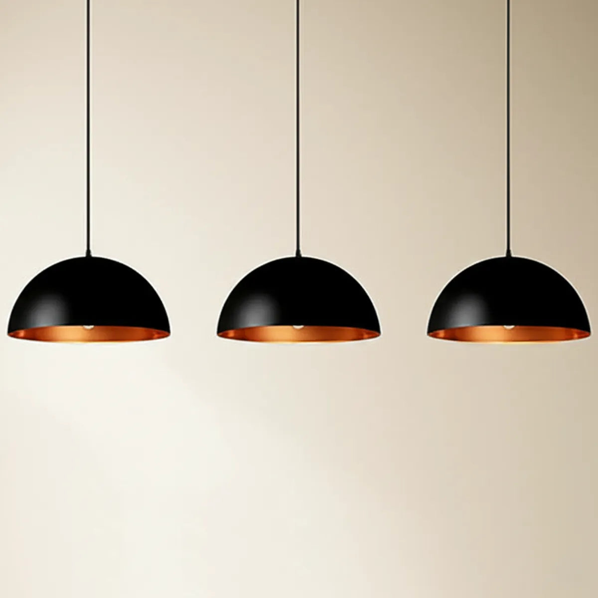pendente-trio-industrial-meia-lua-preto-modernize-foto-pendentes-ambiente-claro-fundo-bege