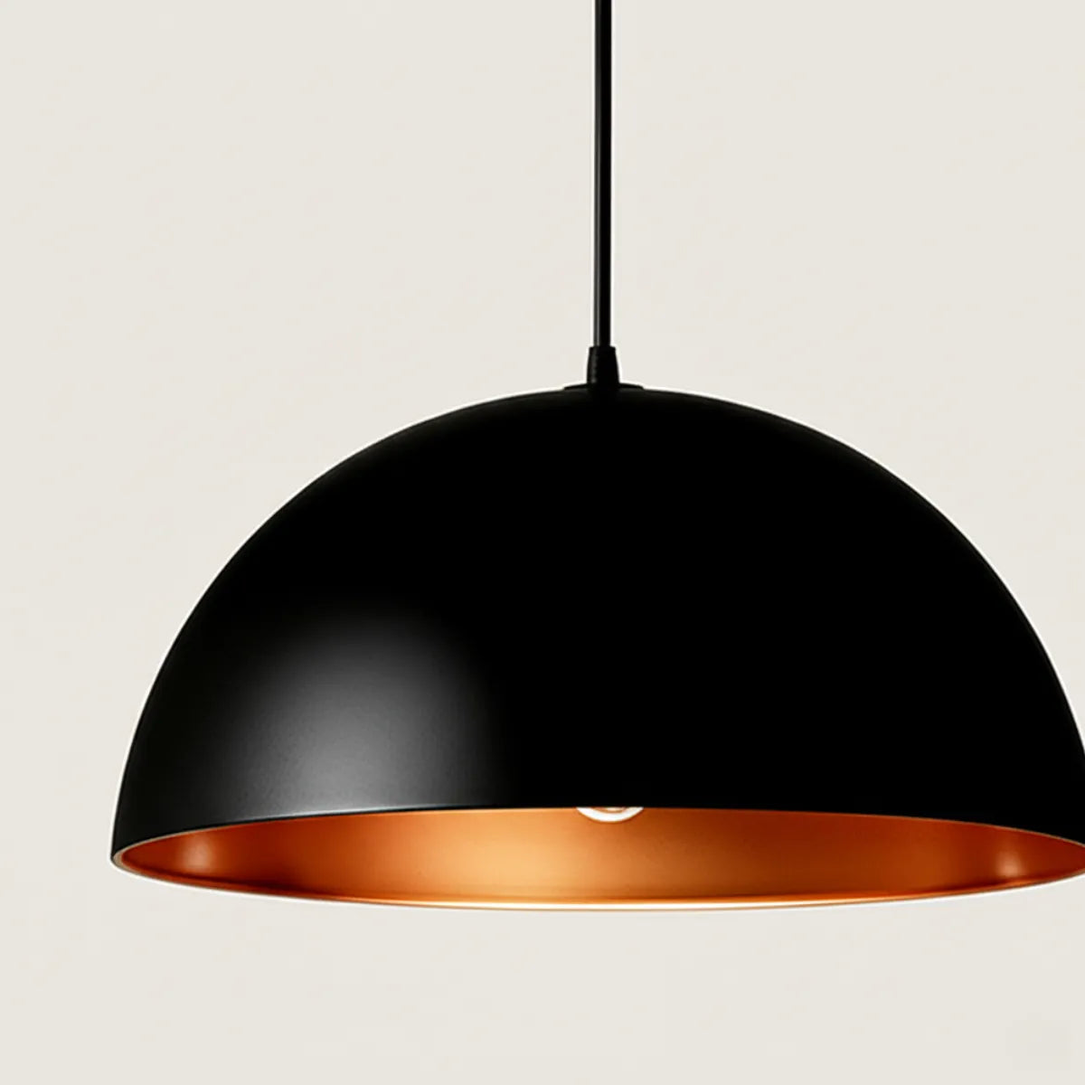 pendente-trio-industrial-meia-lua-preto-modernize-foto-pendente-detalhado-ambiente-claro-fundo-bege