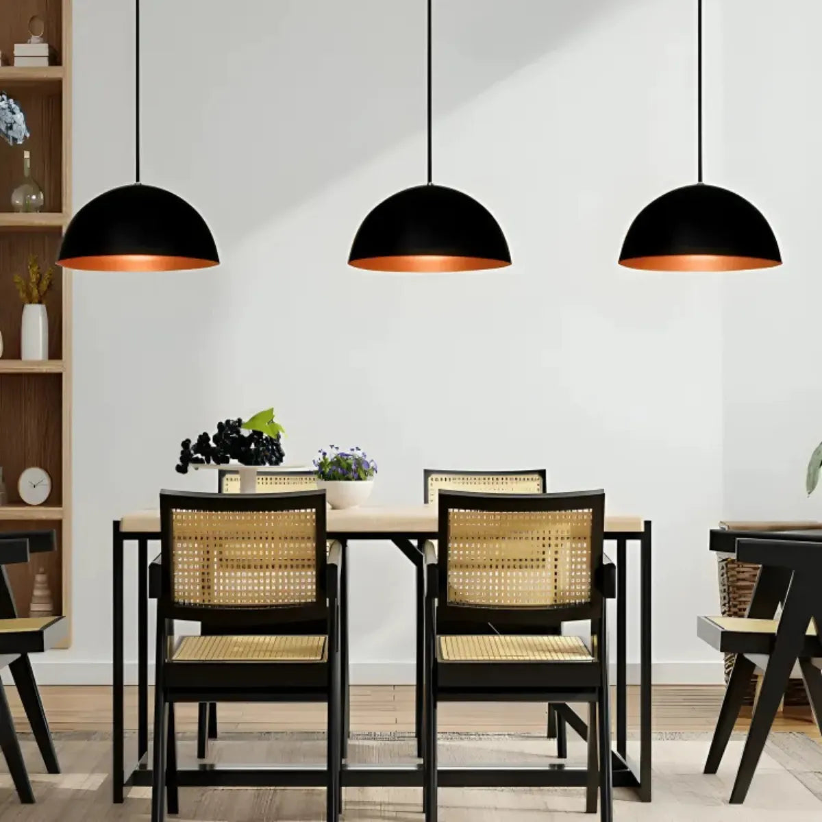 pendente-trio-industrial-meia-lua-preto-modernize-foto-pendentes-em-cozinha-sobre-mesa-ambiente-claro-arejado