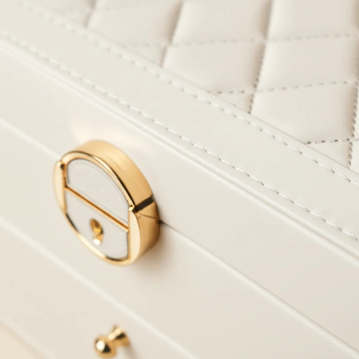 porta-joias-grande-em-couro-branco-modernize-foto-detalhe-costura-porta-joias-em-ambiente-claro-fundo-bege