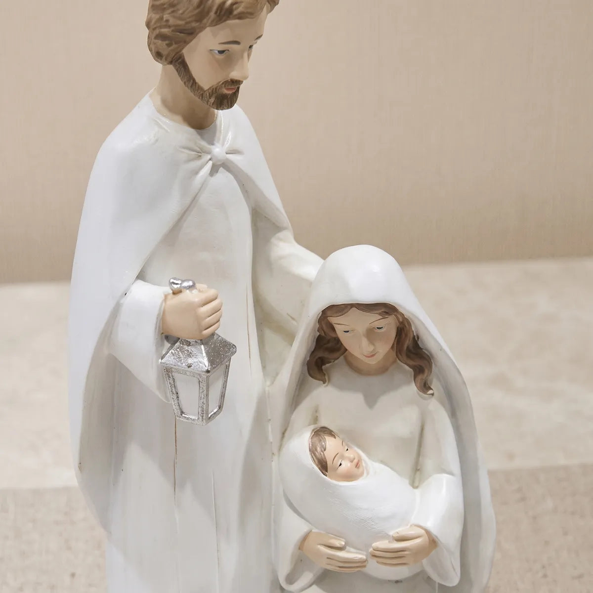 Detalhe do presépio branco, close no rosto de José, Maria e o menino Jesus