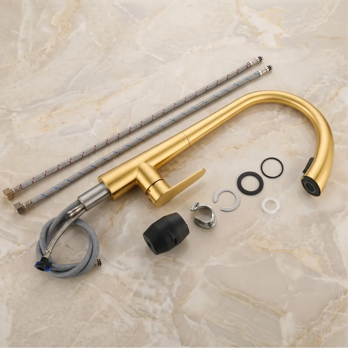 Kit completo da torneira para cozinha extensível dourada Cygne desmontada sobre mármore, com bica em arco, corpo com alavanca paddle, mangueira interna, mangueiras trançadas e todos os acessórios de fixação.