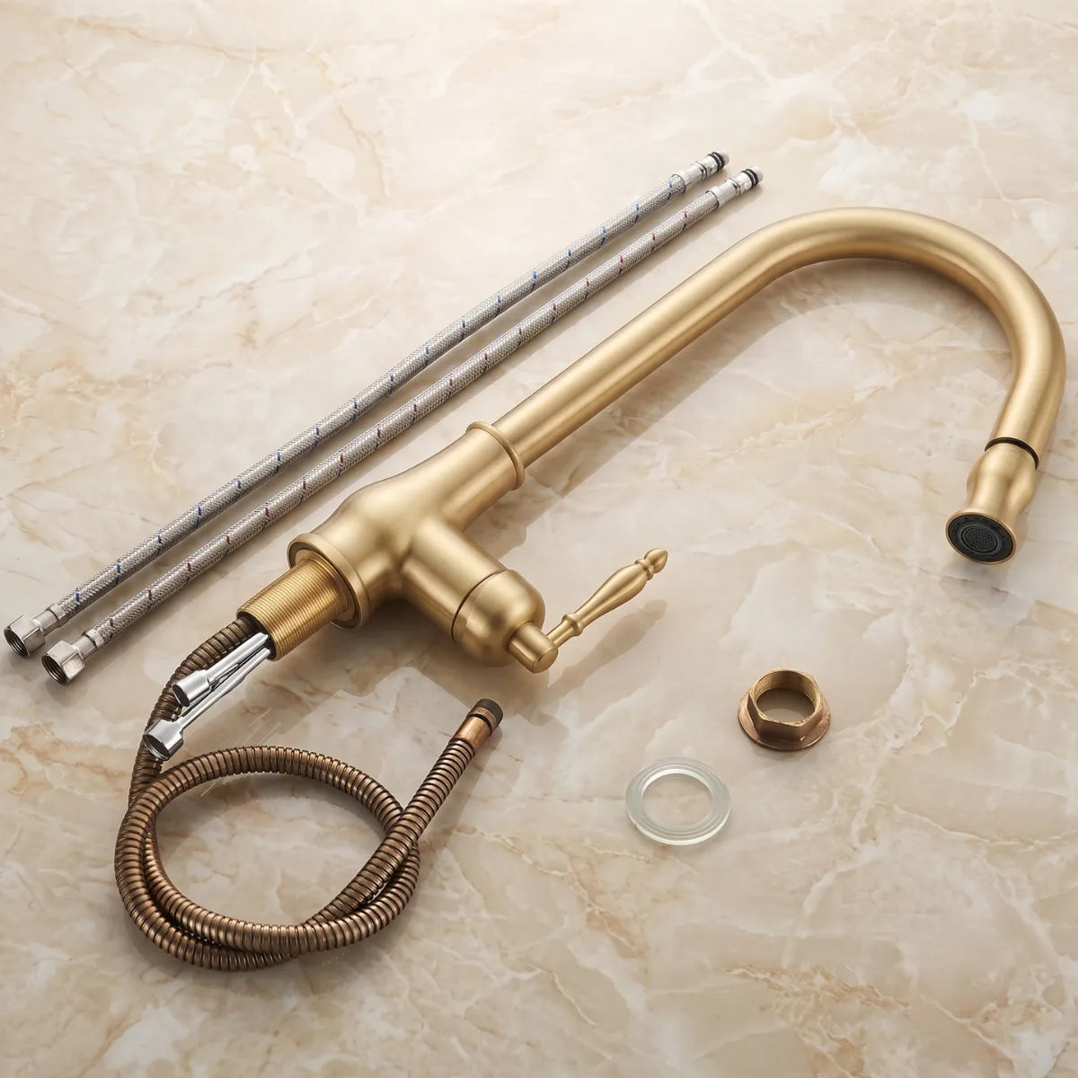 Torneira vintage dourada desmontada com mangueira extensível e acessórios de instalação sobre superfície de mármore